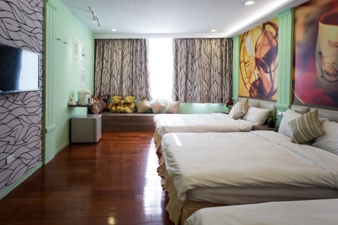 Bed, TV and multimedia, Coffee/tea facilities, Photo of the whole room, Decorative detail, Street view