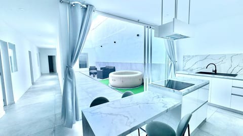 Kitchen or kitchenette, Dining area