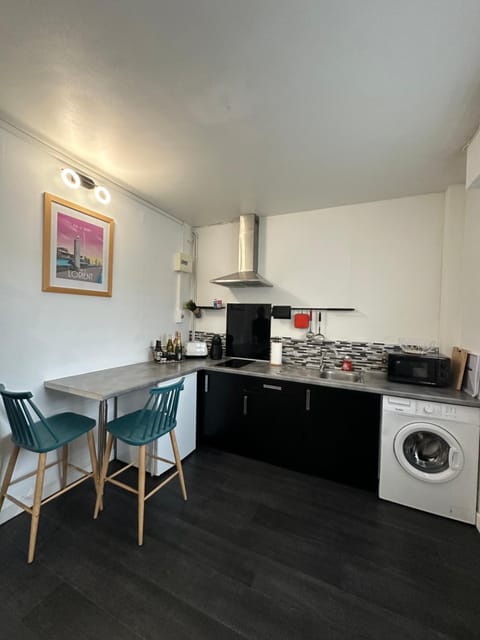 Kitchen or kitchenette, minibar, washing machine