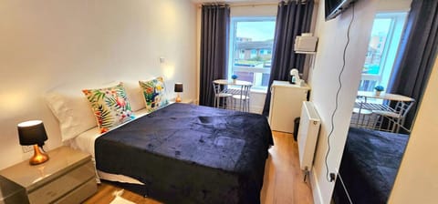 Bed, TV and multimedia, Photo of the whole room, Bedroom, minibar, wardrobe