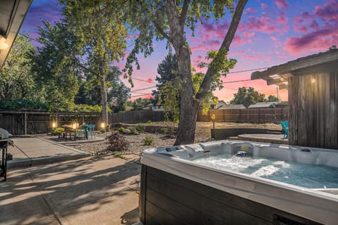 Colorful Getaway Hot Tub Enchanting Yard House in Thornton