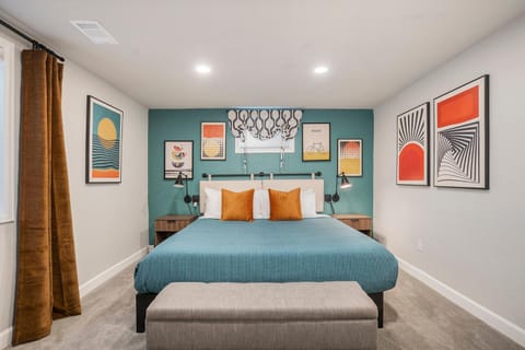 Colorful Getaway Hot Tub Enchanting Yard House in Thornton