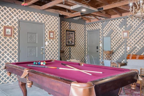 Colorful Getaway Hot Tub Enchanting Yard House in Thornton