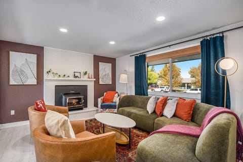 Colorful Getaway Hot Tub Enchanting Yard House in Thornton