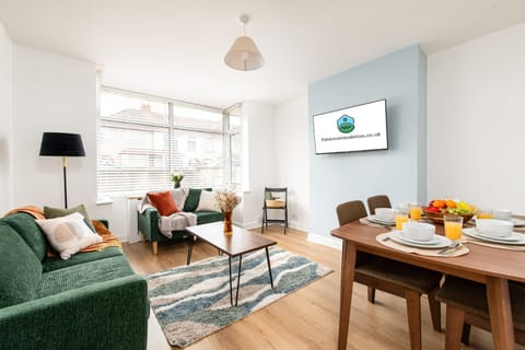 TV and multimedia, Living room, Seating area, Dining area