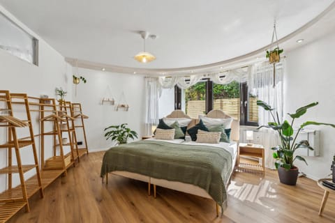 Bed, Photo of the whole room, Seating area, Bedroom, towels, wardrobe