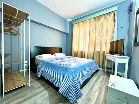 Bed, TV and multimedia, Photo of the whole room, Bedroom, wardrobe