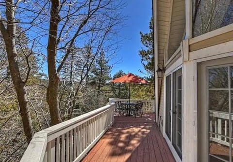 Whispering Pines A-Frame, Pool Table, 2 Patios! House in Lake Arrowhead