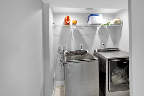 Luxury Water Front, Heated Pool & Jacuzzi, 5bdrm House in Pompano Beach