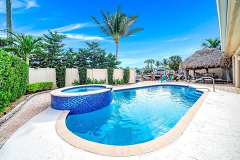 Luxury Water Front, Heated Pool & Jacuzzi, 5bdrm House in Pompano Beach