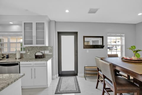 Luxury Water Front, Heated Pool & Jacuzzi, 5bdrm House in Pompano Beach