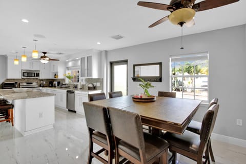 Luxury Water Front, Heated Pool & Jacuzzi, 5bdrm House in Pompano Beach