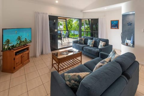 TV and multimedia, Living room, Seating area, Evening entertainment