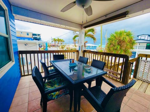 DOWNTOWN 3rd Street Retreat Lookout - Steps to Beach Apartment in San Carlos Island