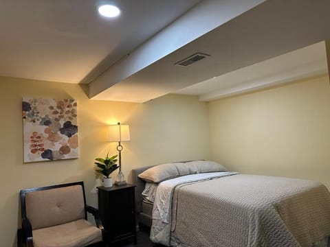 Hue huynh basement Bed and Breakfast in Saint Charles