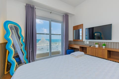 Bed, Natural landscape, TV and multimedia, Photo of the whole room, Bedroom, Sea view