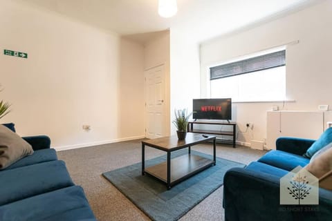 Communal lounge/ TV room, TV and multimedia, Living room, Seating area, Evening entertainment