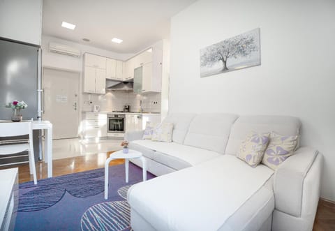Kitchen or kitchenette, Living room, Seating area, Dining area, oven, stove