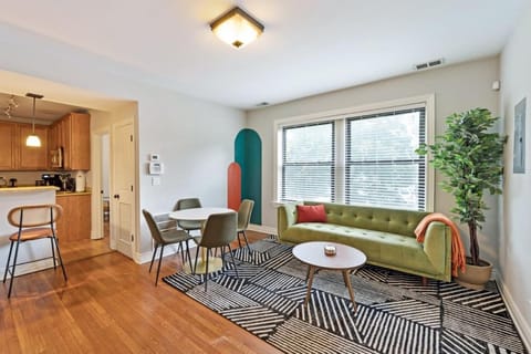 Designer Apartment 10 Min Walk to Wrigley Apartment in Wrigleyville