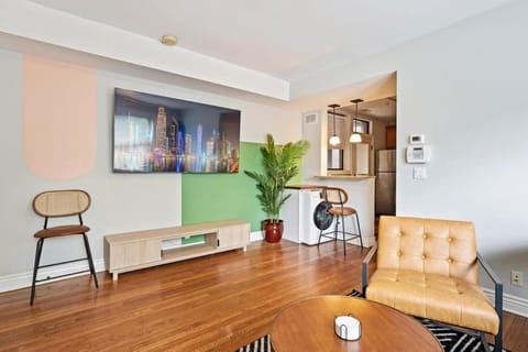 Designer Apartment 10 Min Walk to Wrigley Apartment in Wrigleyville