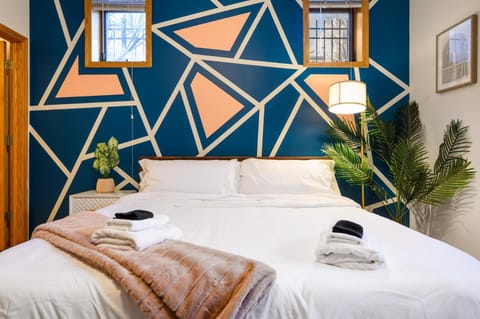 Modern Apt Billiards 1 Private Patio 1 Parking Apartment in Wicker Park