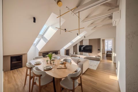 TV and multimedia, Living room, Seating area, Dining area