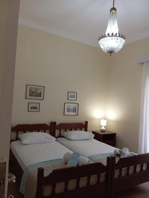ROOM 2 single beds 5' from metro Vacation rental in Athens