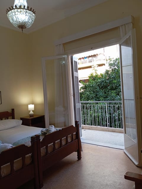 ROOM 2 single beds 5' from metro Vacation rental in Athens