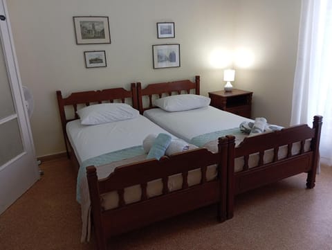 ROOM 2 single beds 5' from metro Vacation rental in Athens