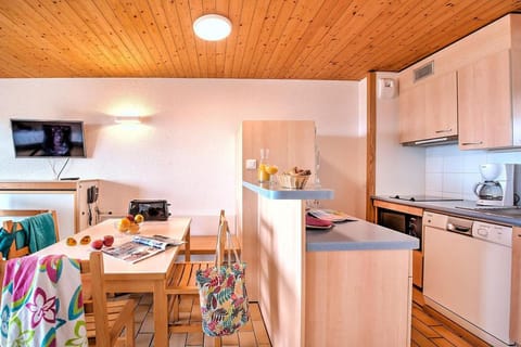 TV and multimedia, Kitchen or kitchenette, Dining area, dishwasher, oven, stove, toaster