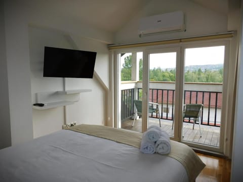 Bed, TV and multimedia, View (from property/room), Balcony/Terrace, Photo of the whole room, Bedroom, towels
