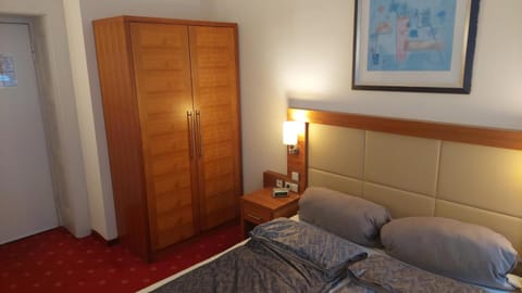 die Villa, Zimmer 26, DZ Apartment in Leverkusen