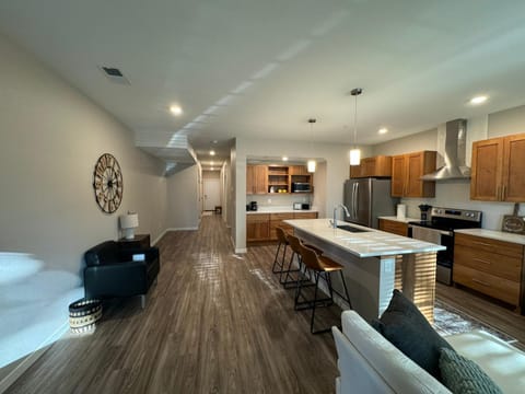 Bed, Kitchen or kitchenette, Living room, Seating area, Dining area, Bedroom, oven