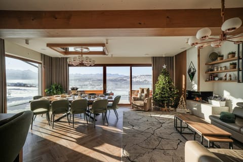 Living room, Seating area, Dining area, Mountain view