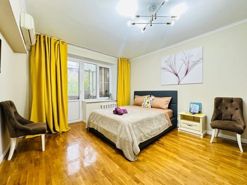 Bed, Living room, Photo of the whole room, Seating area, Bedroom