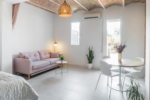 Day, TV and multimedia, Living room, Photo of the whole room, Seating area, Dining area, Bedroom