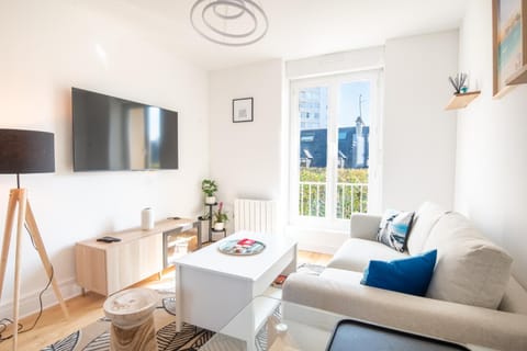 TV and multimedia, Living room, Seating area, internet