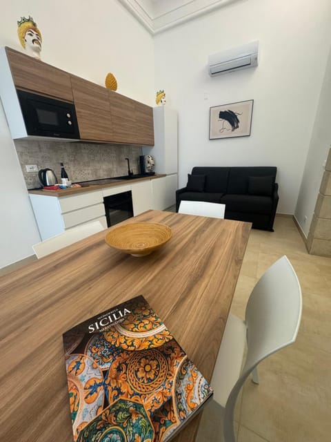 Kitchen or kitchenette, Living room, Seating area, Dining area, stove