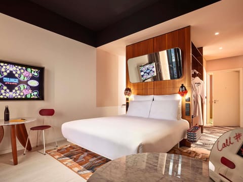 Bed, TV and multimedia, Photo of the whole room, Bedroom