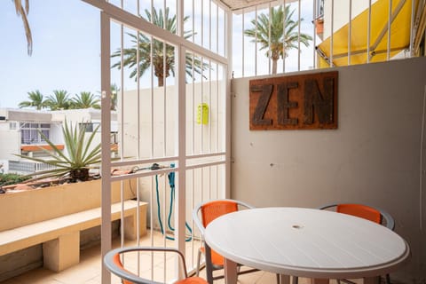 Patio, Day, View (from property/room), Balcony/Terrace, Living room, Seating area, Dining area