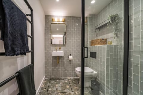 Chic Contemporary Cotswold Pad- heart of Stow Apartment in Stow-on-the-Wold