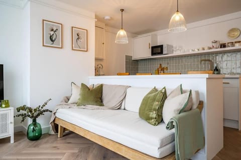 Chic Contemporary Cotswold Pad- heart of Stow Apartment in Stow-on-the-Wold