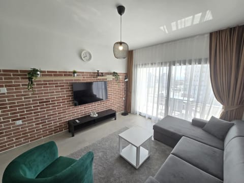 Communal lounge/ TV room, TV and multimedia, Living room, Seating area, Evening entertainment