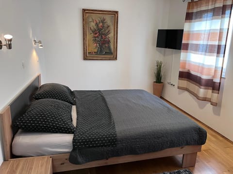 Bed, TV and multimedia, Bedroom