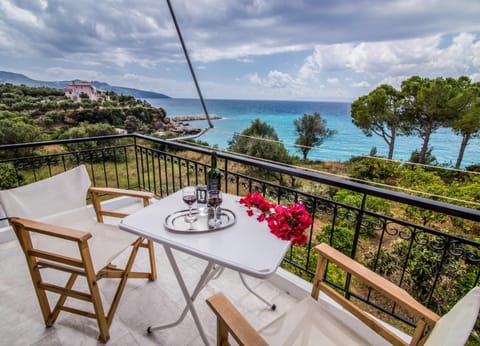 View (from property/room), Balcony/Terrace, Seating area, Sea view