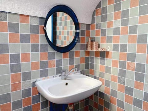 Rainbow Villa, One bed in shared dormitory room, please choose male or female room correctly, not mixed, check in from 16h00 to 23h50 Hostel in Vitry-sur-Seine