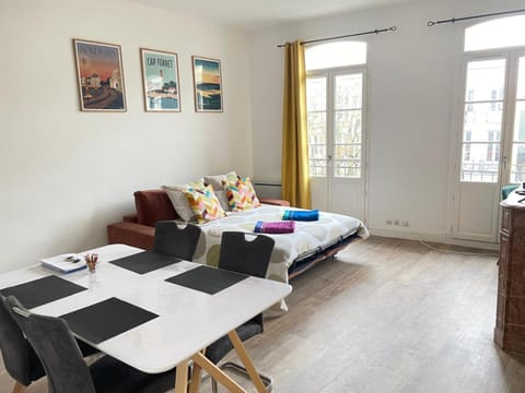 Balcony/Terrace, Living room, Decorative detail, City view, Landmark view, Street view, Meals, furniture, internet, pet friendly, storage, towels