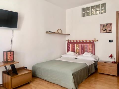 Bed, TV and multimedia, Bedroom