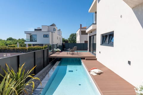 Noble strandnahe Villa mit Meerblick, Privatpool, Gym, nur 700 Meter zum Strand House in Poreč