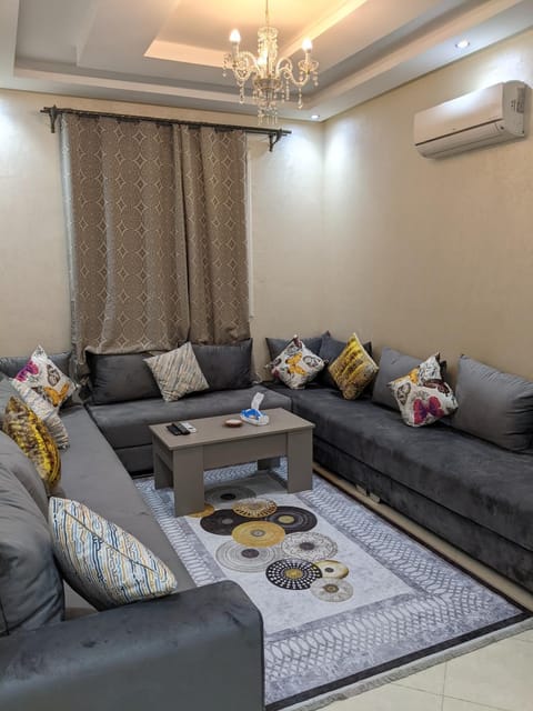 TV and multimedia, Living room, Seating area, air conditioner